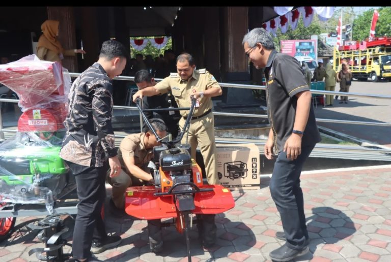 Dukung Pertanian Maju, Pemkab Semarang Bagikan 107 Alsintan