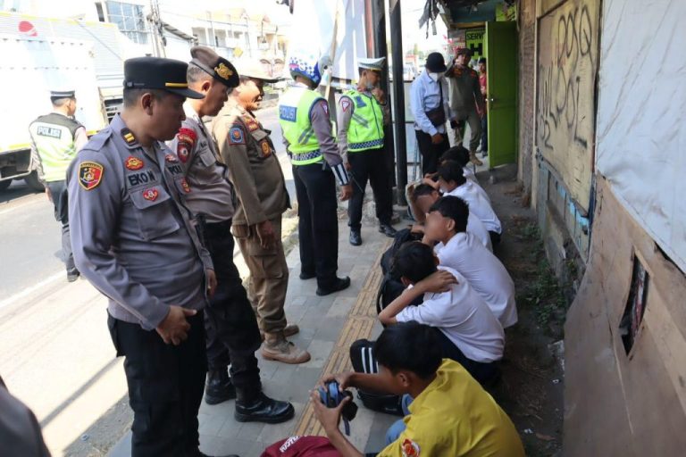 Terjaring Razia Petugas, Belasan Pelajar Bolos Sekolah Dibina Polisi