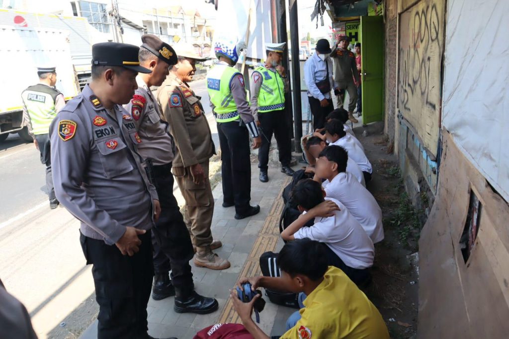 Terjaring Razia Petugas, Belasan Pelajar Bolos Sekolah Dibina Polisi