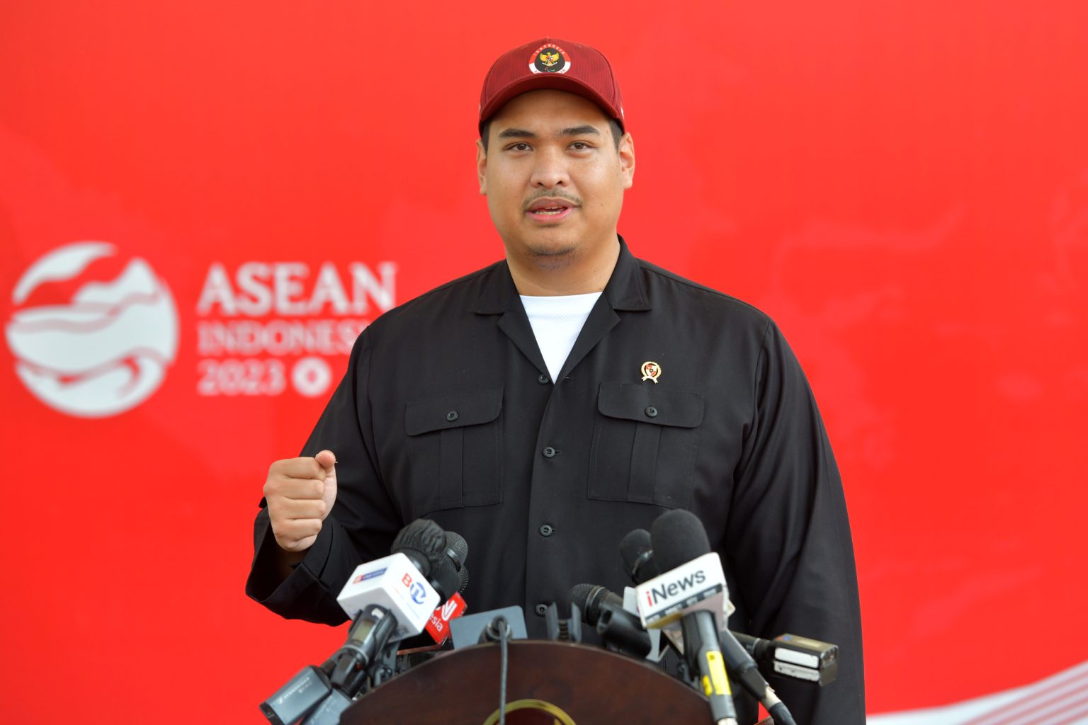 Menpora Dito Ariotedjo memberikan keterangan pers di Komplek Istana Kepresidenan Jakarta, Selasa (01/08).
