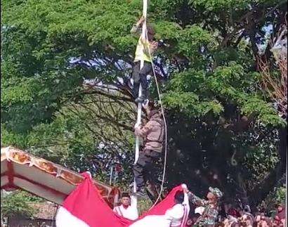 Aksi Heroik Polisi saat Upacara Pengibaran Bendera HUT ke-78 RI di Lapangan Kecamatan Juwangi