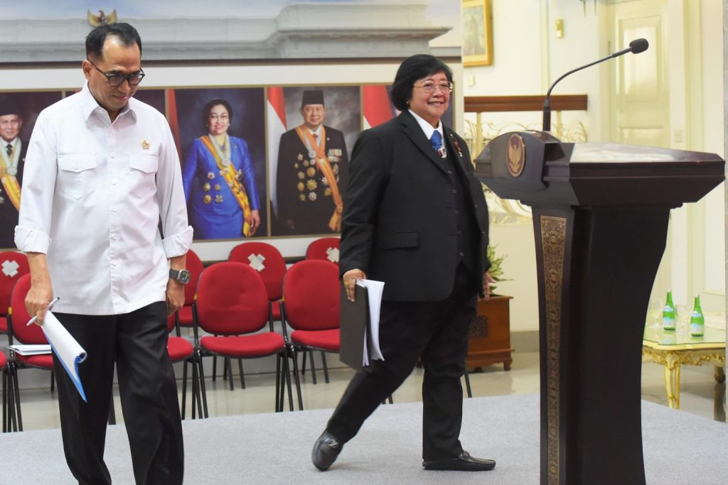 Menteri LHK Siti Nurbaya dan Menhub Budi Karya Sumadi sebelum memberikan keterangan pers, di Jakarta, Senin (14/08).