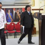 Menteri LHK Siti Nurbaya dan Menhub Budi Karya Sumadi sebelum memberikan keterangan pers, di Jakarta, Senin (14/08).
