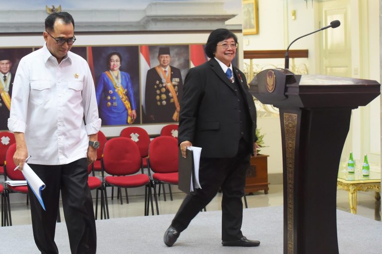 Menteri LHK Siti Nurbaya dan Menhub Budi Karya Sumadi sebelum memberikan keterangan pers, di Jakarta, Senin (14/08).