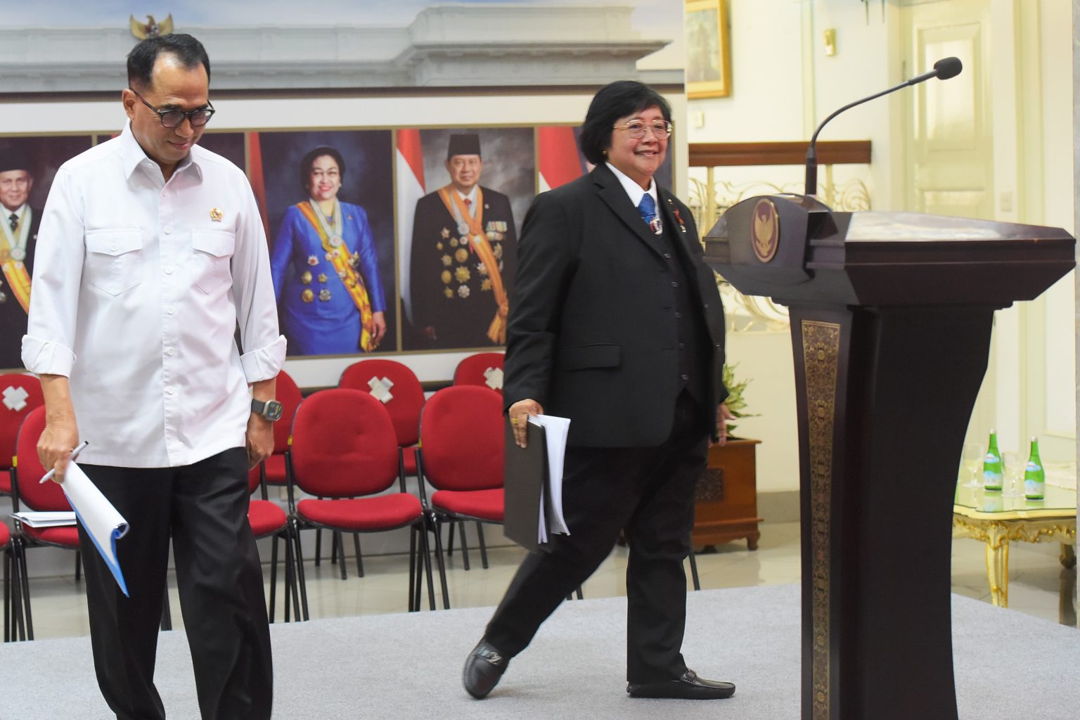 Menteri LHK Siti Nurbaya dan Menhub Budi Karya Sumadi sebelum memberikan keterangan pers, di Jakarta, Senin (14/08).