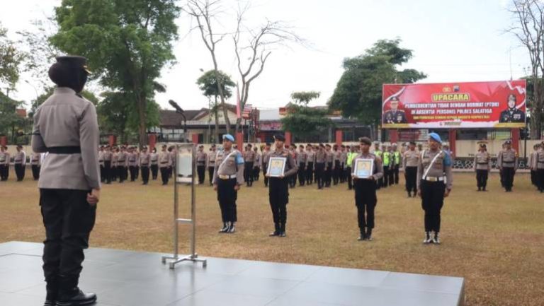 Kapolres Salatiga Pimpin Upacara PTDH In Absensia Dua Personel Polres Salatiga