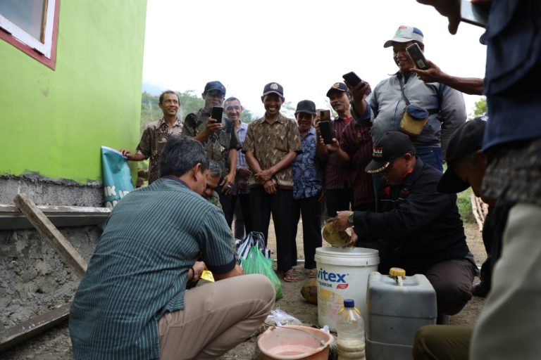 Tingkatkan Pendapatan, Petani Desa Panusupan Dilatih Bikin Pupuk Cair 