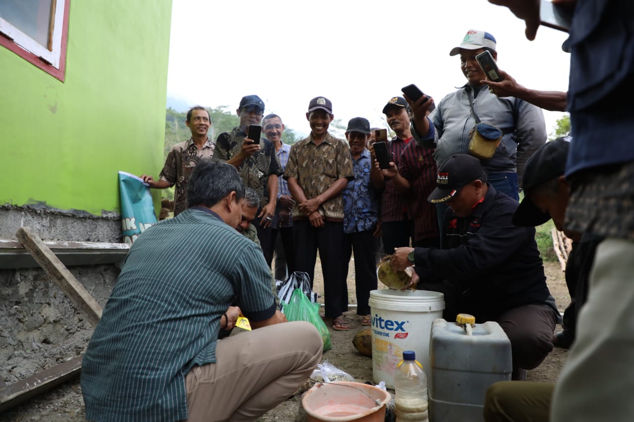 Tingkatkan Pendapatan, Petani Desa Panusupan Dilatih Bikin Pupuk Cair 