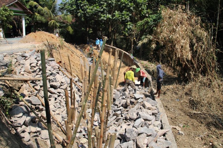 Ditangani Secara Kolaborasi, Longsoran Sungai Desa Ngampon Mulai Ditangani