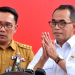 Menhub Budi Karya Sumadi dan Gubernur Jabar Ridwan Kamil memberikan keterangan pers, di Jakarta Kamis (03/08).