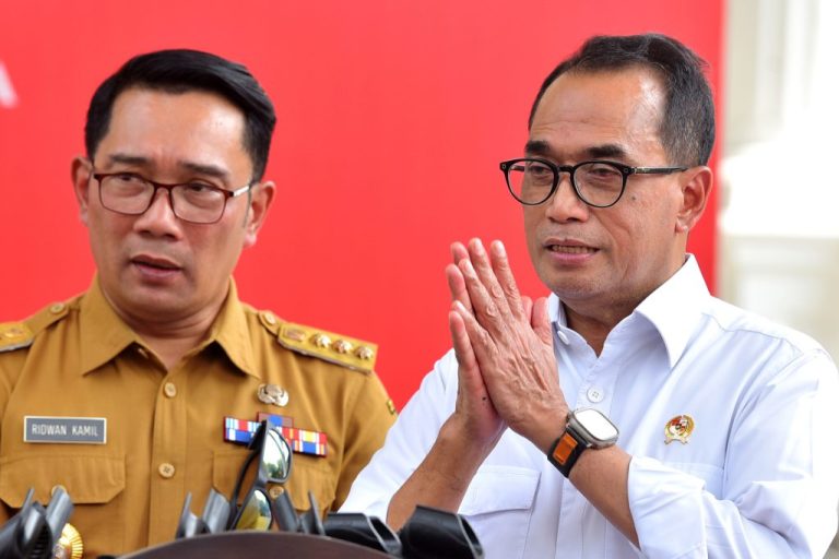 Menhub Budi Karya Sumadi dan Gubernur Jabar Ridwan Kamil memberikan keterangan pers, di Jakarta Kamis (03/08).