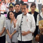 Presiden Jokowi memberikan keterangan pers usai meninjau LRT Jabodebek, di Stasiun Jati Mulya, Bekasi, Jabar, Kamis (10/08).