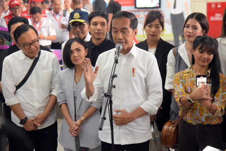 Presiden Jokowi memberikan keterangan pers usai meninjau LRT Jabodebek, di Stasiun Jati Mulya, Bekasi, Jabar, Kamis (10/08).