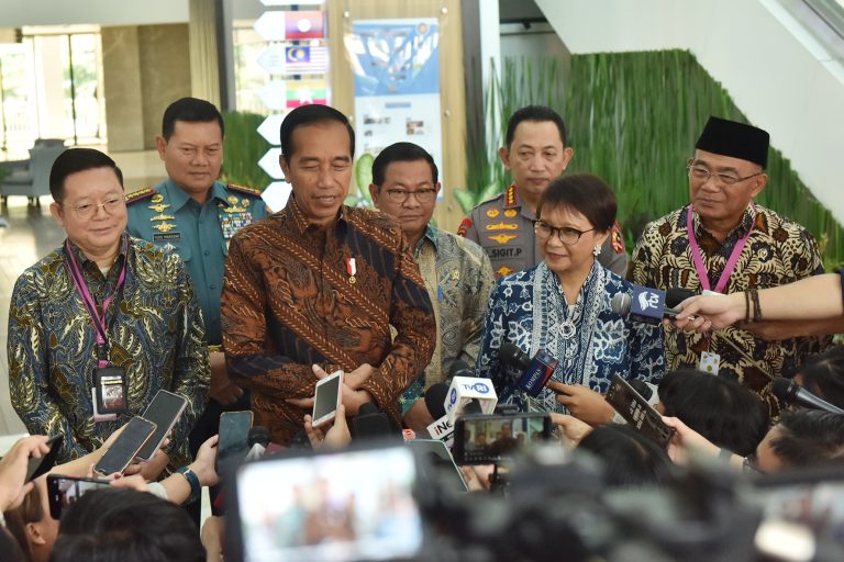 Presiden Jokowi memberikan keterangan pers usai acara peringatan HUT ke-56 ASEAN, di Jakarta, Selasa (08/08).