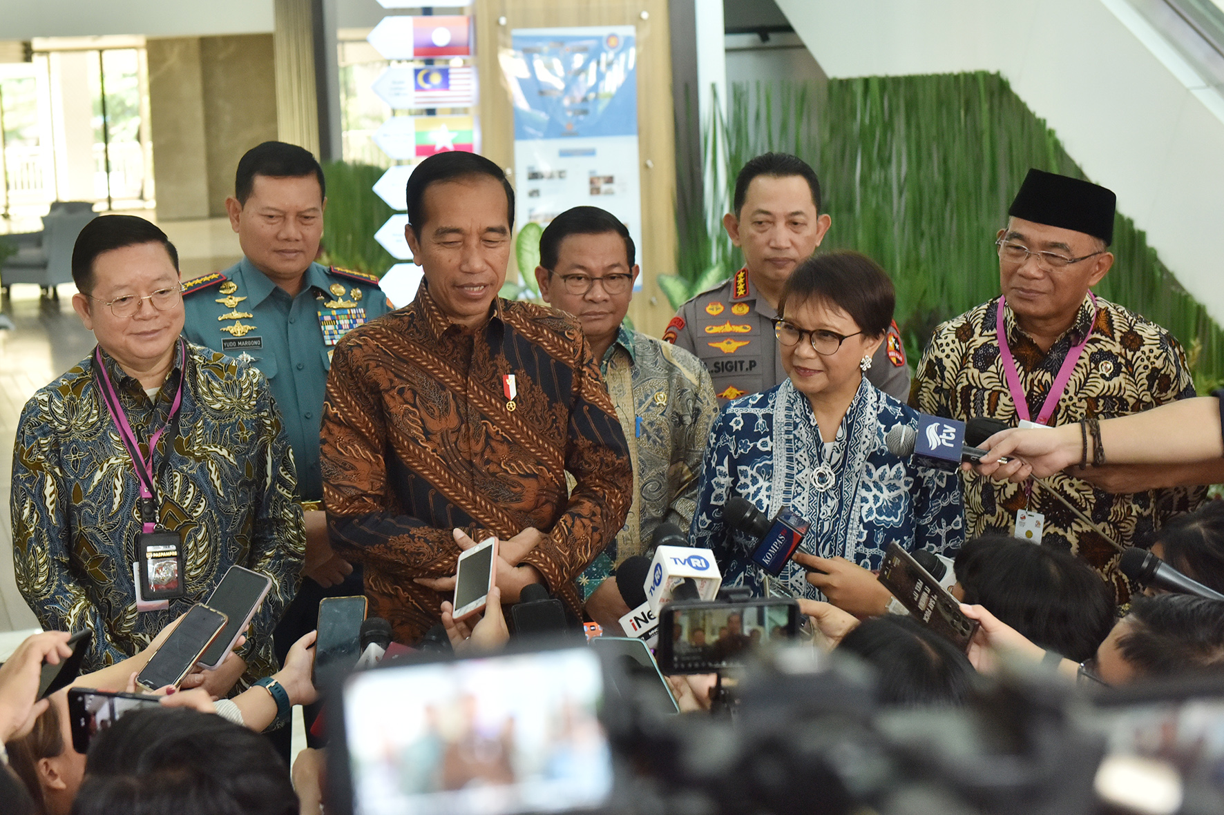 Presiden Jokowi memberikan keterangan pers usai acara peringatan HUT ke-56 ASEAN, di Jakarta, Selasa (08/08).