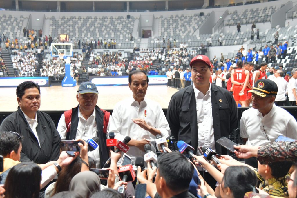 Presiden Jokowi memberikan keterangan pers usai meresmikan Indonesia Arena, di Senayan, Jakarta, Senin (07/08).