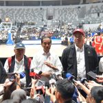 Presiden Jokowi memberikan keterangan pers usai meresmikan Indonesia Arena, di Senayan, Jakarta, Senin (07/08).