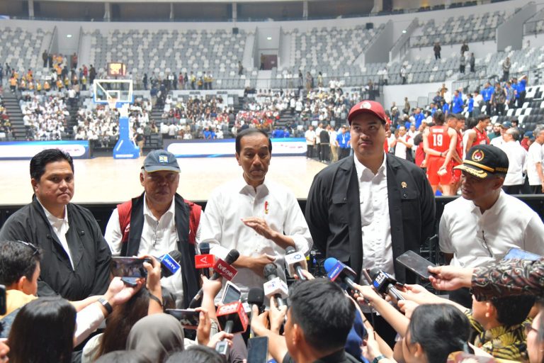 Presiden Jokowi memberikan keterangan pers usai meresmikan Indonesia Arena, di Senayan, Jakarta, Senin (07/08).