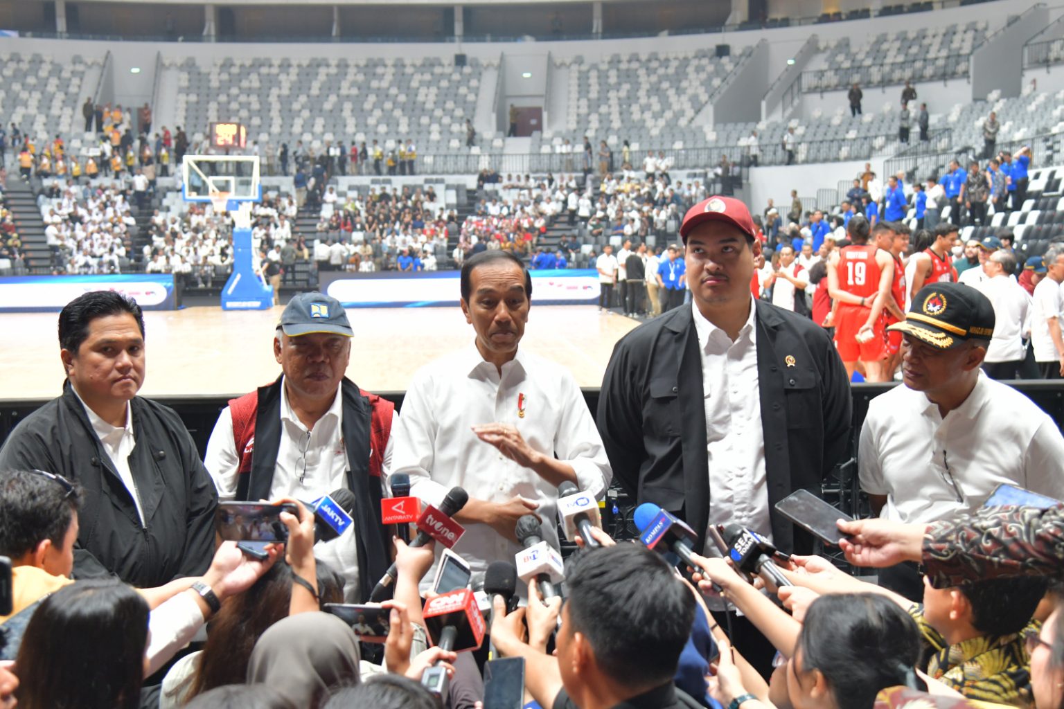 Presiden Jokowi memberikan keterangan pers usai meresmikan Indonesia Arena, di Senayan, Jakarta, Senin (07/08).