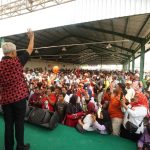 Kedatangan Gubernur Jawa Tengah disambut ratusan pedagang bawang merah yang berkumpuldi Pasar Sengon, Kabupaten Brebes, Sabtu (19/08)