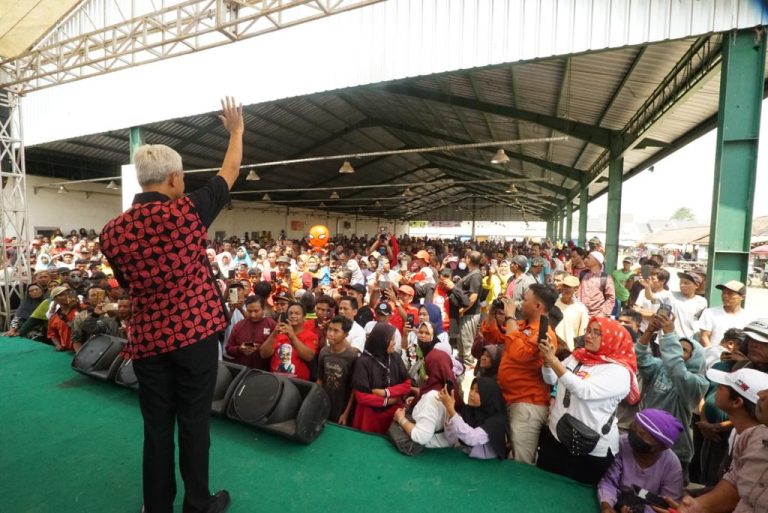 Kedatangan Gubernur Jawa Tengah disambut ratusan pedagang bawang merah yang berkumpuldi Pasar Sengon, Kabupaten Brebes, Sabtu (19/08)