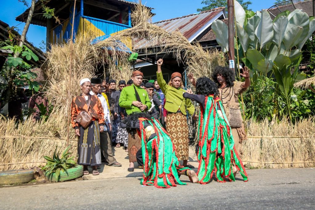 Warga Kalilunjar Gotong Royong Gelar Boyong Oyod Genggong