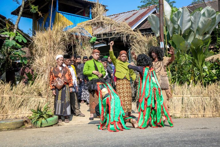 Warga Kalilunjar Gotong Royong Gelar Boyong Oyod Genggong