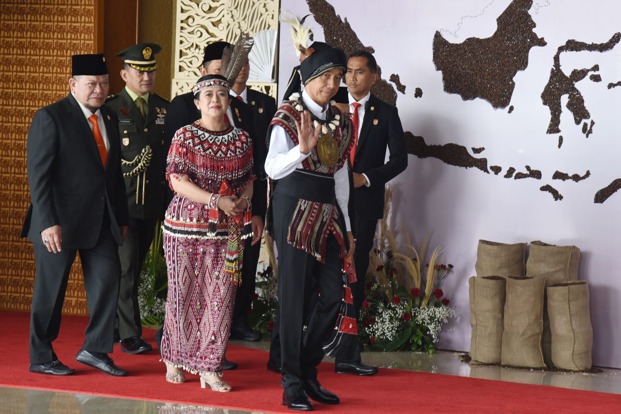 Presiden Jokowi bersama Ketua DPR RI Puan Maharani, Ketua DPR RI La Nyalla Mattalitti, dan Ketua MPR RI Bambang Soesatyo sebelum menyampaikan pidato pada Sidang Tahunan MPR RI dan Sidang Bersama DPR RI dan DPD RI dalam rangka HUT Ke-78 Proklamasi Kemerdekaan RI, di Ruang Rapat Paripurna, Gedung Nusantara MPR/DPR/DPD RI, Senayan, Jakarta, Rabu (16/08) pagi. (Foto: Dok Humas Setkab)