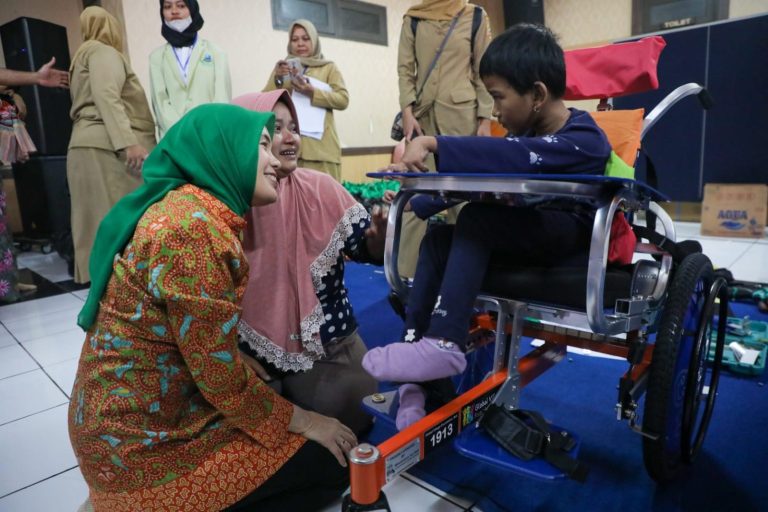 Atikoh Apresiasi Bantuan Kursi Roda dari Australia untuk Penyandang Cerebral Palsy