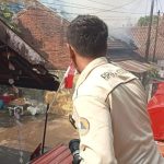 Petugas BPBD memadamkan rumah yang terbakar di Kelurahan Kajeksan, Kecamatan Kota, Kabupaten Kudus, Senin (21/08)