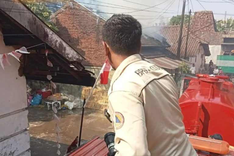Petugas BPBD memadamkan rumah yang terbakar di Kelurahan Kajeksan, Kecamatan Kota, Kabupaten Kudus, Senin (21/08)