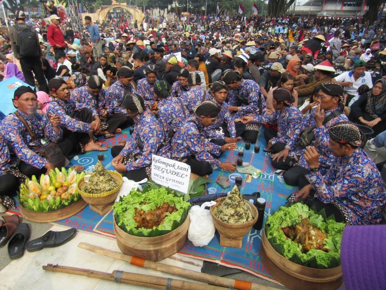 Digelar di Alun-alun, Ribuan Petani Hadiri Wiwit Mbako dan Panen Kopi