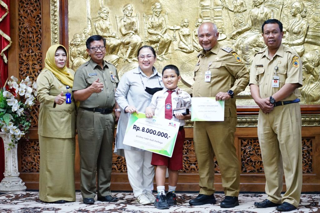 Pj Bupati Sanjung Krisnha, Penyanyi Cilik yang Harumkan Pati di Kancah Nasional