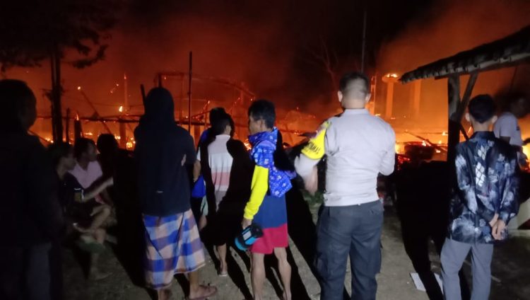 Kandang Ayam 2 Lantai Berisi 15 Ribu Ekor Ayam di Doro Pekalongan Ludes Terbakar (Foto: Dok Humas Polres Pekalongan)