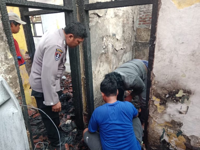 Akibat Korsleting Listrik, Tengah Malam Rumah Warga Petunjungan Terbakar (Foto: Dok Humas Polres Brebes)