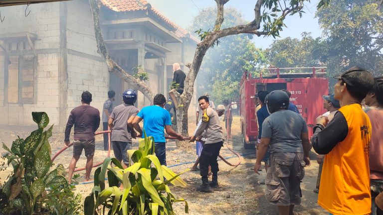 Dua Rumah Warga dan Satu Gudang Kayu di Mojomulyo Terbakar (Foto: Dok Humas Polresta Pati)