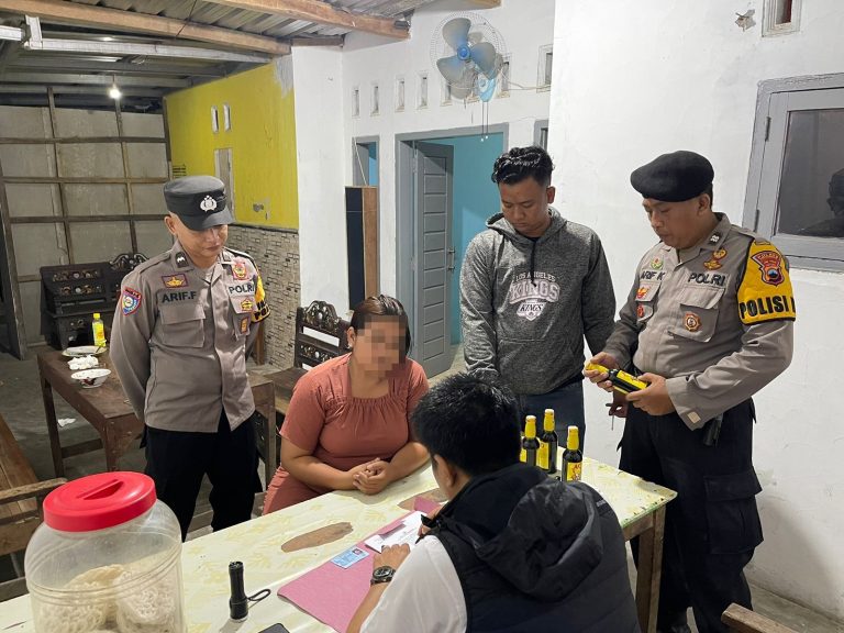 Puluhan Botol Minuman Keras Disita dalam Razia yang Digelar Polsek Sragi (Foto: Dok  Humas Polres Pekalongan)