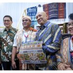 Menkop UKM Teten Masduki didampingi Ketua ASEAN-BAC Arsjad Rasjid pada pembukaan ASEAN Weekend Market, Jumat (01/09).