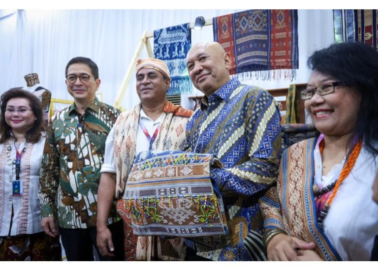 Menkop UKM Teten Masduki didampingi Ketua ASEAN-BAC Arsjad Rasjid pada pembukaan ASEAN Weekend Market, Jumat (01/09).