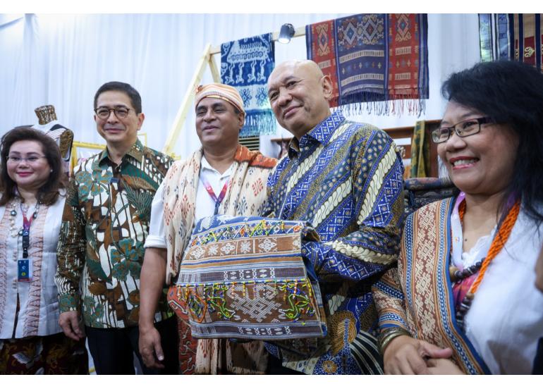 Menkop UKM Teten Masduki didampingi Ketua ASEAN-BAC Arsjad Rasjid pada pembukaan ASEAN Weekend Market, Jumat (01/09).
