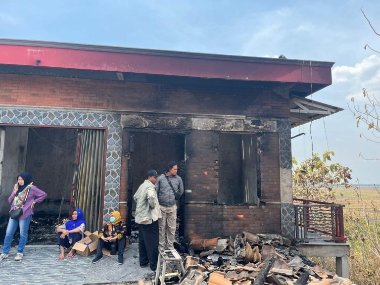 Rumah Mantan Camat Klambu Grobogan Terbakar, Kerugian Puluhan Juta (Foto: Dok Humas Polres Grobogan)