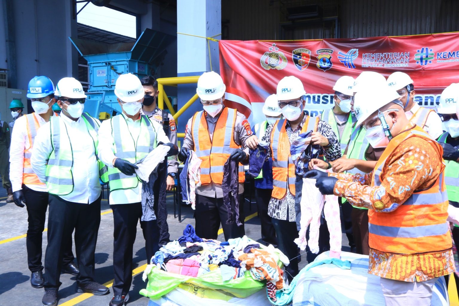 Polri Musnahkan 1.978 Ball Press Baju Impor Ilegal dari Malaysia (Foto: Dok Humas Polri)