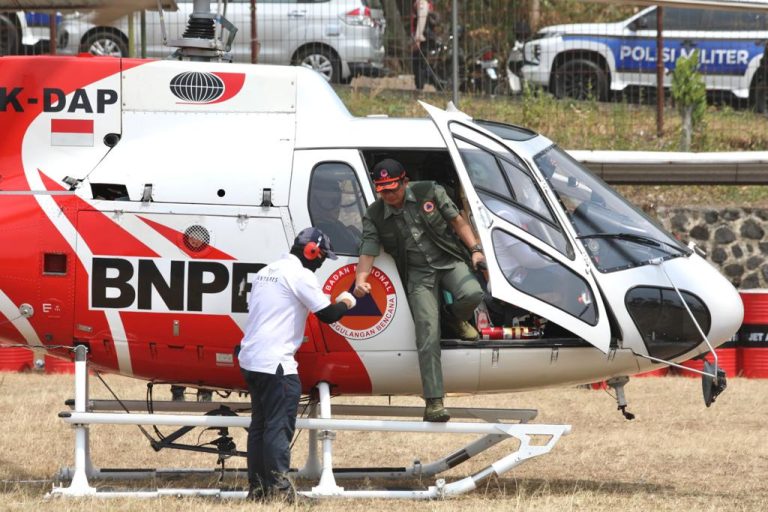 Kepala BNPB Letjen TNI Suharyanto usai melakukan pantauan udara karhutla Gunung Arjuno, Kabupaten Pasuruan, Jumat (08/09). (Foto: Dok BNPB)
