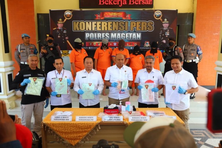 Polisi Berhasil Amankan 5 Tersangka Mafia Tanah dengan Kerugian Ratusan Juta (Foto: Dok Humas Polres Magetan)