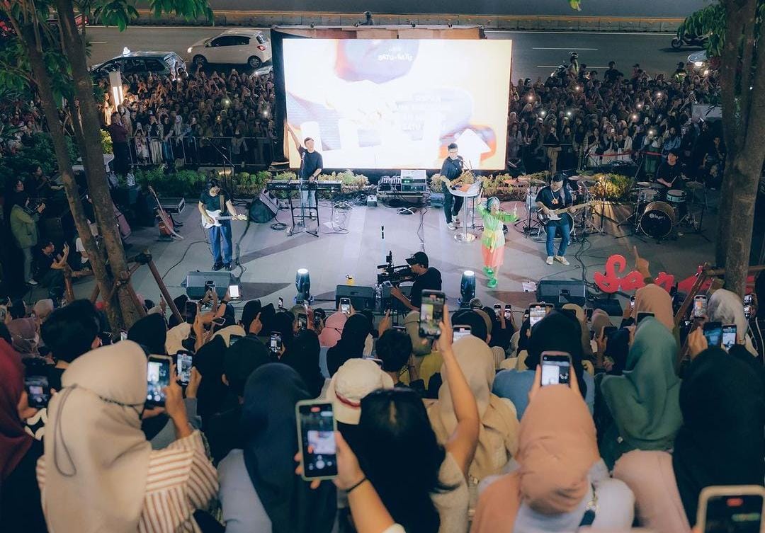 Musisi Idgitaf saat tampil di Gemuruh Musik ASEAN 2023, di Anjungan Sarinah, Jakarta, Rabu (30/08) malam.