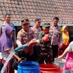 Tiada Henti Polres Grobogan Distribusikan Bantuan untuk Warga yang Kesulitan Air Bersih