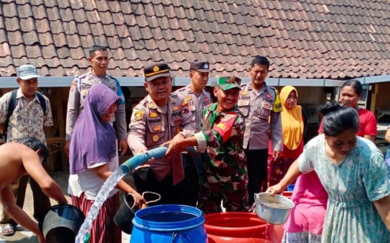 Tiada Henti Polres Grobogan Distribusikan Bantuan untuk Warga yang Kesulitan Air Bersih
