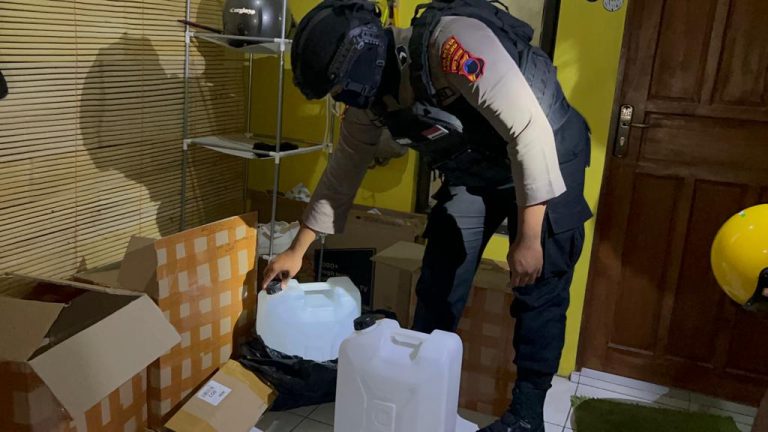 Kedapatan Jual Arak di Rumah Kos, Warga Bali Diamankan Tim Sparta Polresta Surakarta  (Foto: Dok Humas Polresta Surakarta)
