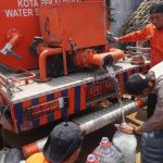 Tangani Dampak Kekeringan, Satbrimob bersama BPBD Bantu Warga Pasok Air Bersih