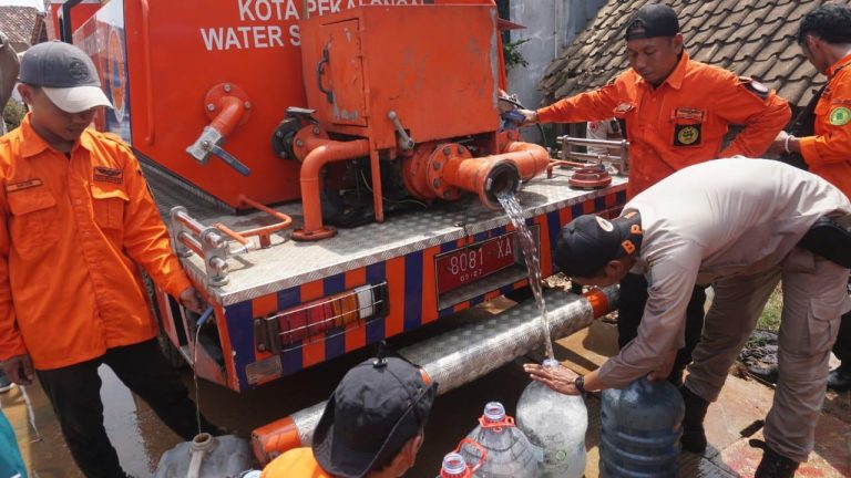 Tangani Dampak Kekeringan, Satbrimob bersama BPBD Bantu Warga Pasok Air Bersih